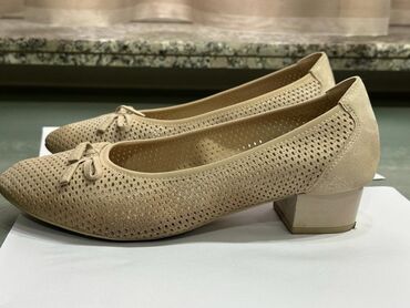 обувь женская 40: Туфли женские, очень удобные и мягкие, производство Италия, 39 размер