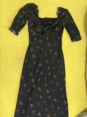 женские льняные штаны: Qadın paltarı – qara rəngdə, xırda sarı çiçək naxışlı, midi/uzun