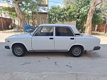 vaz disk: LADA 2107, ağ rəng, sedan kuzov. Xüsusiyyətlər: - Mexaniki sürətlər — 2