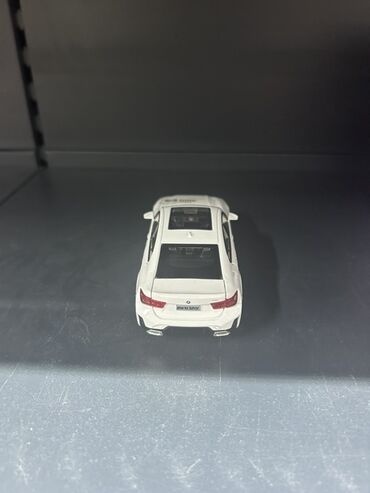 Avtomobil modelləri: Miqyaslı model avtomobil – BMW M3 sedan, ağ rəngdə - Korpus: detallı — 4