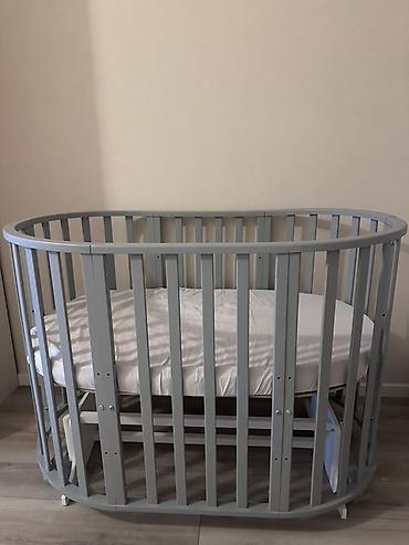 alibebe besik: Oval formali uşaq beşiyi Qeyd: Şəkillərdə görünən döşək və çarşaf — 1