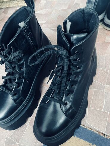 Ботинки и ботильоны: Черные женские ботинки на массивной платформе. Турецкий бренд покупали — 2