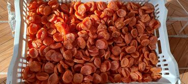 куплю орех: Курага сушеная, представленная на изображениях, имеет насыщенный