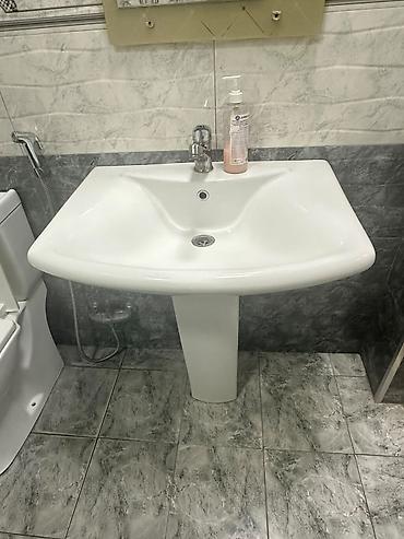 Pilləkənli pedestal lavabosu – vannaya otağı üçün klassik model -