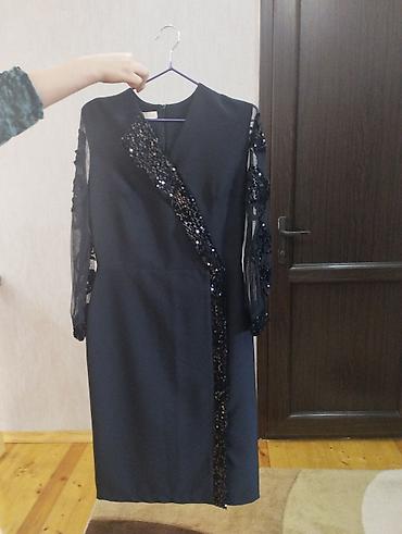 Qara rəngli ziyafət donu - Model: Klassik kəsim, asimmetrik ön dizayn