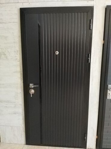 qapi zamoku qiymeti: Tünd boz rəngdə metal giriş qapısı, şaquli zolaqlı dizaynı ilə müasir