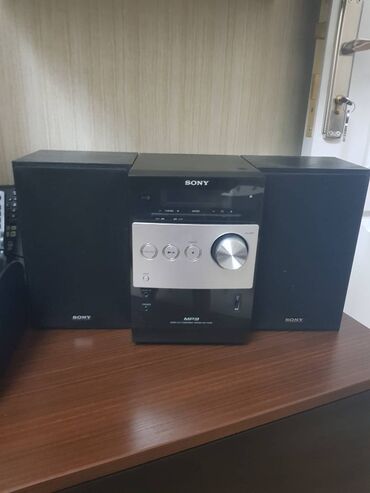 Musiqi mərkəzləri: Ela veziyyetde,ishlenmeyib.CD disk,flashka ve radiosu var