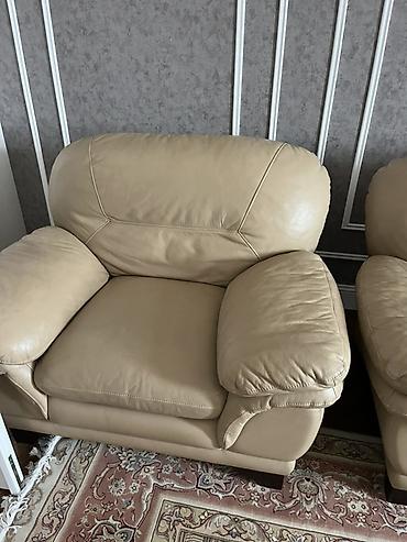 klassik divan: Məhsul: Bej rəngli dəri yumşaq mebel dəsti Tərkib: - 1 ədəd 3-yerlik — 1