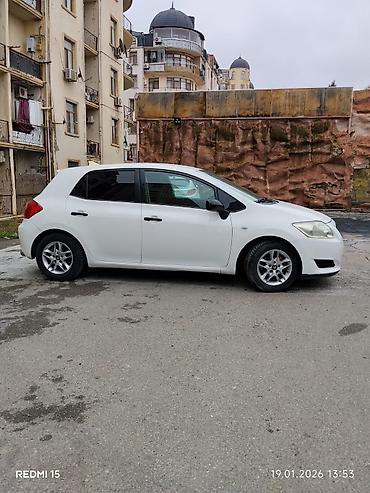 Toyota: Toyota Auris, ağ rəng, hetçbek kuzov. Əsas xüsusiyyətlər: - 5 qapı — 7