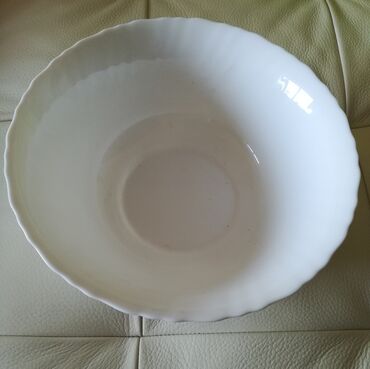Činije: Činija od arkopala bela, kao nova, visina 9 cm, širina na vrhu 25 cm — 6
