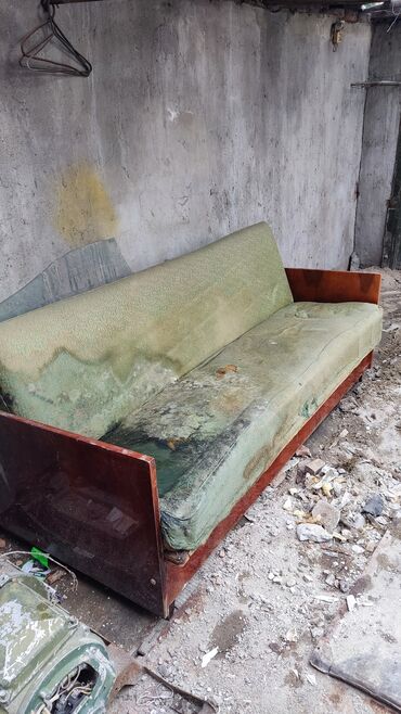 трехместный диван кровать раскладной: Цвет - Зеленый, Б/у