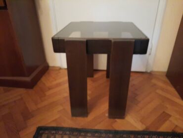 Stolovi: Mali drveni (klub) stocic sa staklom Dimenzije 48x48 cm Visina oko — 6
