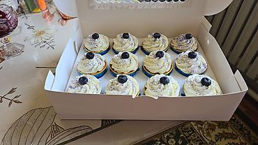 Кондитерские изделия, сладости: Десерты на заказ: капкейки и цифро‑торт. - Капкейки в золотых — 8