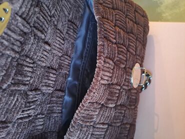 Çantalar: Hər ikisi əl işidi. Qəhvəyi rənglidə astar var, ağ rəngdə olanda — 2