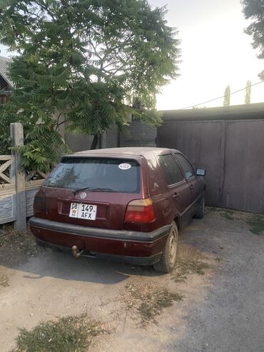 спидометр гольф 2: Хэтчбек Volkswagen Golf III бордового цвета, оснащенный фаркопом