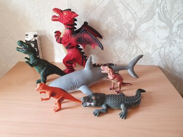 дракон игрушка: Продаю игрушки, состояние отличное, размеры разные, акула и красный