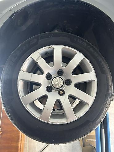 07 masin: Volkswagen orijinal 15" yüngül lehimli disklər və şinlər komplekti — 2