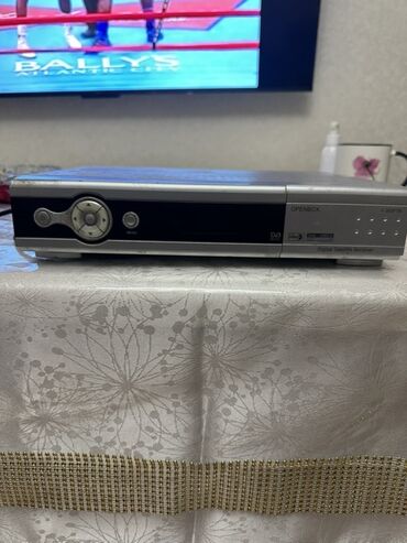 TV antenlər: Openbox rəqəmsal peyk qəbuledicisi. Gümüşü rəngdə olan bu cihaz