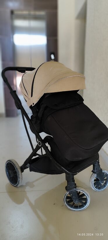 детская коляска фирмы chicco: Коляска, цвет - Коричневый, Б/у