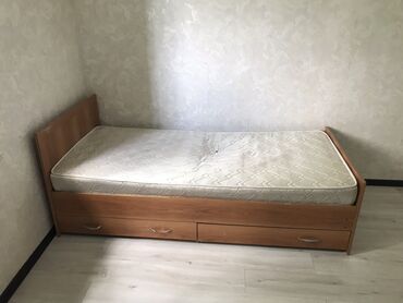 Односпальные кровати: Односпальная кровать, Б/у, С матрасом, Дерево, длина - 205 см