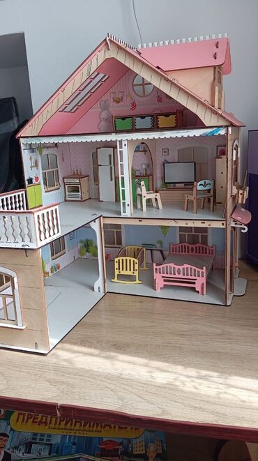игрушки домик: Домик для кукол,деревянный. 
Размер : h-53,ширина 42