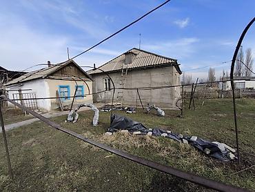 70 сом: Жилой теплый уютный дом с хозяйственными постройками и двором. При — 6