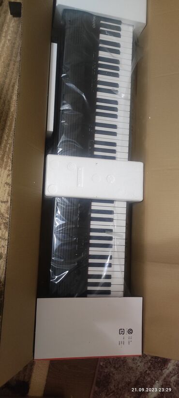 Музыкальные инструменты: Пианино портативный Roland p88 новый с упаковки