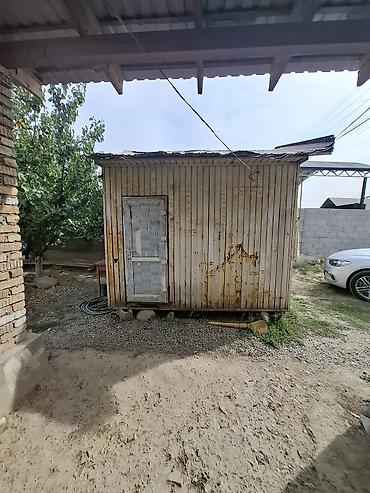 будка для жилья: Передвижной киоск/павильон из сэндвич‑панелей и вагонки. - — 2