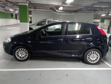 Fiat: Unutrašnjost automobila Fiat hečbek, sa tamnom unutrašnjošću i — 23