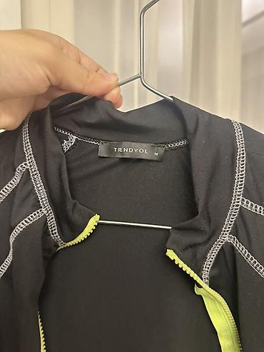 Trendyol qadın idman üstü – M ölçü - Rəng: qara, neon sarı fermuar — 4