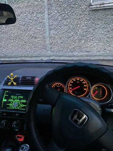 авто российской номерами: Honda Fit: 2002 г., 1.3 л, Автомат, Бензин