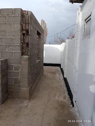 Продажа полдома: 🏡 Продаётся барачный дом у берега в селе Тон! 📍 Локация: с. Тон 🌊 — 6