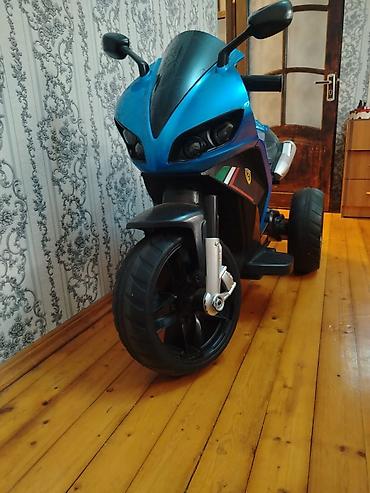 motosiklet uşaq: Uşaq üçün elektrikli üçtəkərli motosiklet - Rəng: mavi-qara, sport — 4