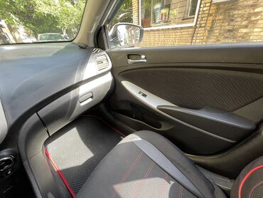 Hyundai: Hyundai Accent: 1.6 l | 2011 il Sedan — 17