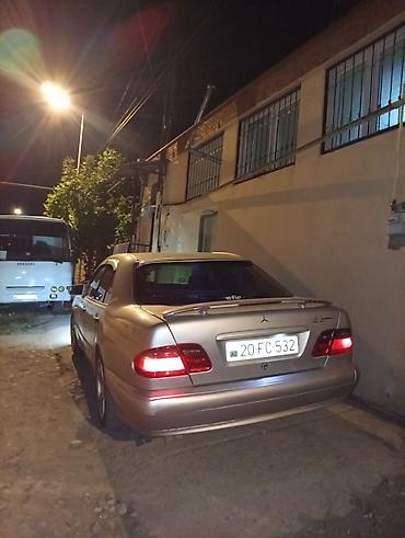 Mercedes-Benz E‑Class W210 sedan - Gövdə: 4 qapılı sedan, gümüşü rəng