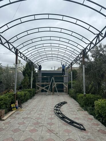 süni ot örtüyü: Tağvari metal karkasdan ibarət məkanüstü örtük (əsasən həyət/giriş