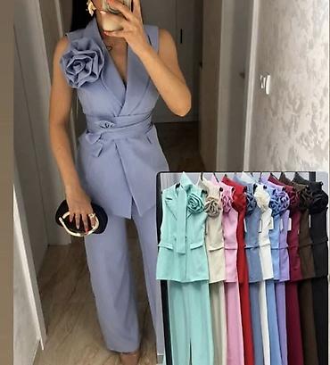 teget baletanke: Komplet elegantan– prsluk i pantalone s cvetnim detaljem na ramenu. - — 5