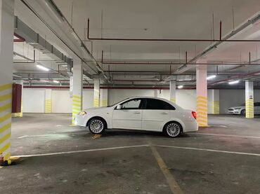 Chevrolet: Daevo Gentra– ağ rəngli sedan Xüsusiyyətlər: - Kuzov: 4 qapılı sedan — 8