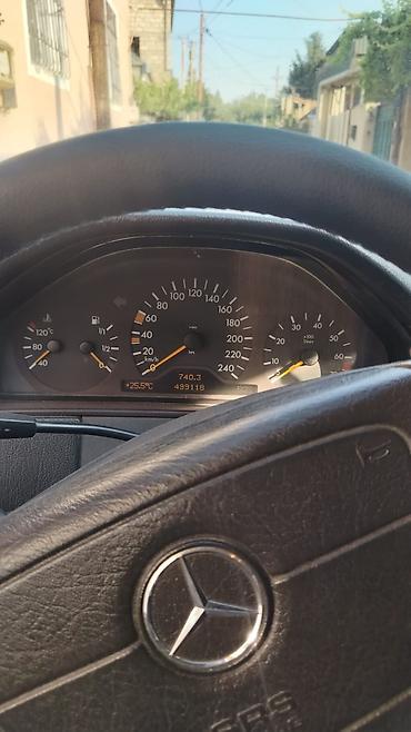 a class mercedes: Mercedes‑Benz E‑Class (W210), sedan, tünd göy rəng. Xüsusiyyətlər: - — 9