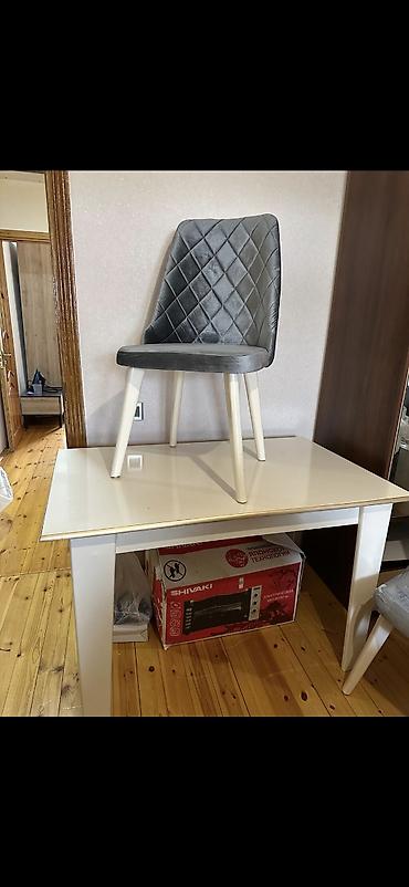 Ağ rəngli yemək/iş masası və uyğun yumşaq oturacaq dəsti. Masa: -