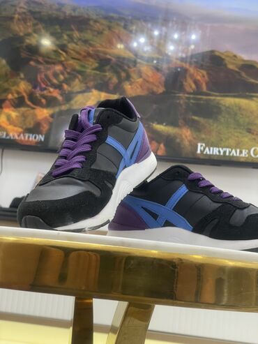 купить золотые часы бу: Женские спортивные кроссовки Demeter брали за 7000