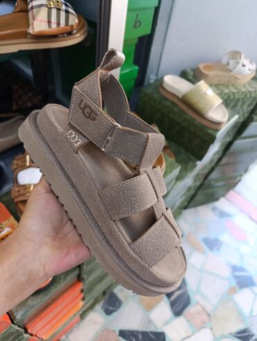 converse нови сад – слике: Sandals, UGG, 38