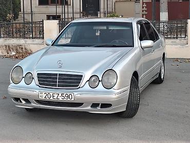 w210 oturacaq: Mercedes-Benz E-Class sedan (W210), gümüş rəng. - Kuzov: 4 qapılı — 1