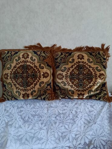 Зеркала: Yastiqlar. Olcusu 42x42 sm, her birinin cekisi 0,900 qr. Terkibi 100% at lalafo.az Зеркала: Yastiqlar. Olcusu 42x42 sm, her birinin cekisi 0,900 qr. Terkibi 100%