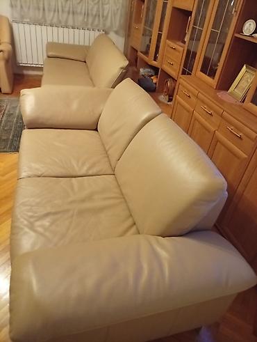 Sofe i kaučevi: Kožna dvosede/sofa – bež/peščana boja . DVA TROSEDA — 2