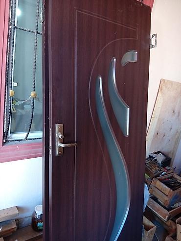 qapi ruckalari: İç qapı – MDF laminat, tünd qoz rəngində. - Ölçü: təxmini 200x80 sm — 2