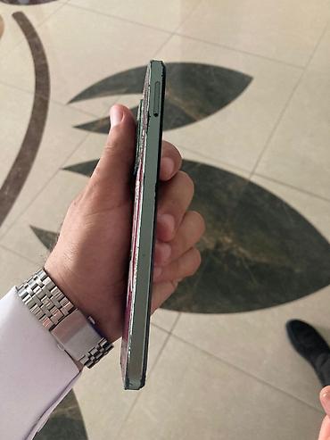 telefon sensor: Smartfon – damcı formalı ön kamera çıxıntısı olan tam ekranlı model — 4