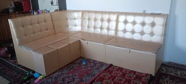 расположение кухонной мебели на кухне: Бурчу бар диван, Кутулар менен, Үч орундук жана андан көп