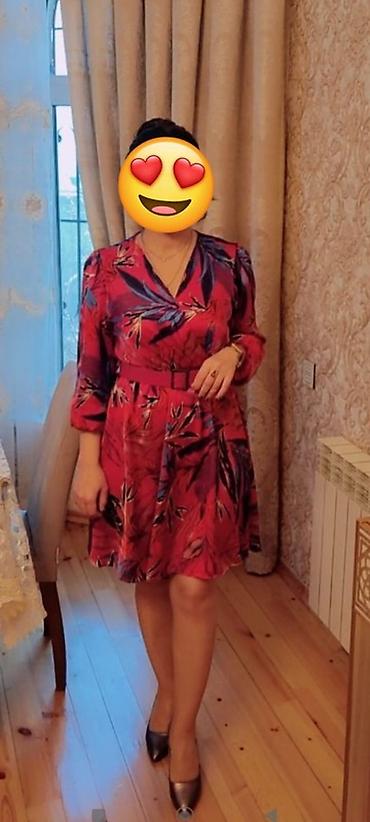 qayis: Qadın qısa don – qırmızı rəngdə, tropik yarpaq naxışlı. - Model — 1