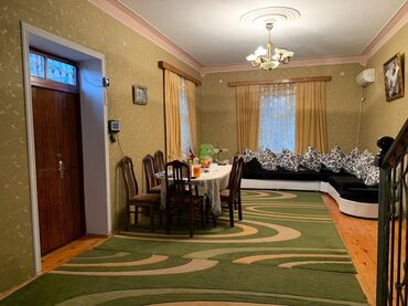 Uzunmüddətli kirayə evlər: Şəhər içində iki mərtəbəli fərdi evin geniş və işıqlı interyeri. - — 2